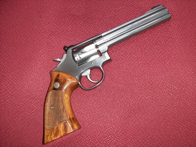 malokalibarski-revolver-smith-wesson-617-slika-138501833.jpg