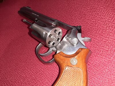 malokalibarski-revolver-smith-wesson-617-slika-138501830.jpg