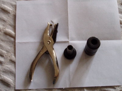 na lijevoj strani su kliješta koja se koriste za izradu "pokrova" inicijalnog punjenja" a sa desne je alat koji se koristi za izradu tijela perkusione kapisle