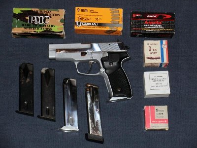 CZ 99 sa municijom.JPG