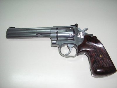malokalibarski-revolver-w-slika-10381921[1].jpg