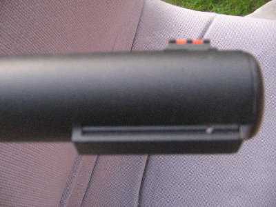 Kompenzator trzaja ima sa donje strane šinu za prihvat reflektora ili nekog drugog pomagala.