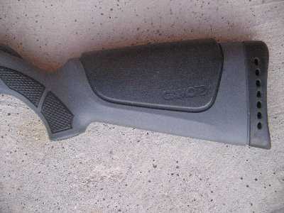 Kundak je plastičan, iako bi ja bio sretniji da je drveni.