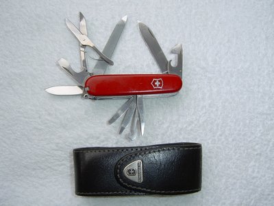 Ali ovaj model svicarskog vojnickog nozica ranger je kupljen prije 18 god i koristen svakodnevno i cesto u najekstremnijim uvjetima i jos uvijek mi je drag suputnik.<br />Vide se "oziljci"uslijed upotrebe i "nasilja" nad njim.