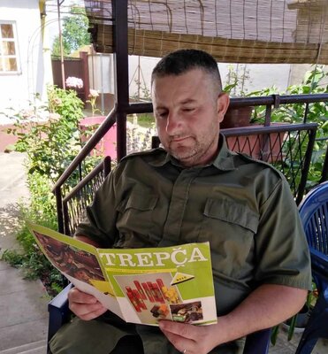 Autor teksta, Ivica Žalac sa katalogom Trepčinog streljiva..jpg