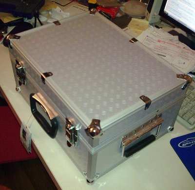 metalni, dvije brave, tri ručke