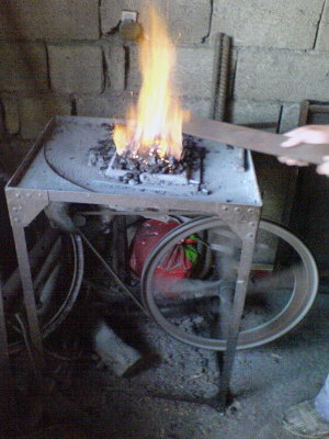 kod lokalnog kovaca je obavljeno ravnanje i odpustanje materijala...