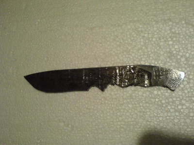 ocistio sam hrdju sa najlosijeg komada i precrtao sablonu... tad mi je postalo jasno zasto nitko ne cisti hrdju... jer se sablona lakse precrta =) Ova udubina na drski nije od cekica vec od krace lisnate opruge koja je bila u tom kompletu pa je ujedno i poderala ovaj komad s donje strane...