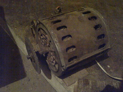 stari i vjerni stroj... motor od vesmasine preuredjen u brusilicu =) - model sa direktnim prijenosom... drugi model sa 2 brusna kamena i remenim prijenosom sam zaboravio poslikati, ali nisam s njim puno radio... poceo sam ali odustao nakon sto sam samo skinuo rubove na blanku...