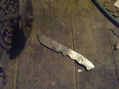 poravnao sam konture noza prema sabloni da to konacno poprimi oblik noza =)