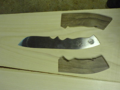 odmah smo pronasli neke suhe komade od oraha za drsku... stradala je stara noga od nekog elementa =) on je to odmah ljubazno izrezao s tracnom pilom na priblizne dimenzije...