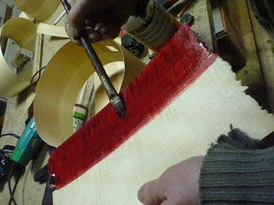 ovdje bajcamo komad javorovog furnira u crvenu boju kako je bila prvotna namjera ubaciti tanke komade izmedju drske i metala da se dobije neki kontrast u bojama...