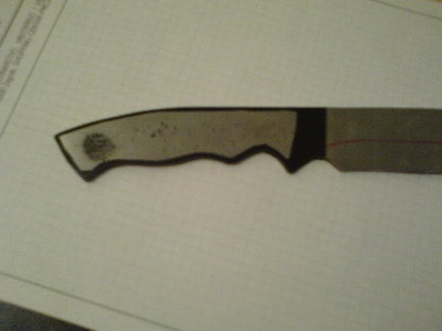 priprema za test "jedkanja" sa slanom vodom... tu sam ionako morao izdubiti malo pa nema stete za probu... ono sto sam zelio izdubiti sam maskirao pik trakom a ostatak prespricao crnim sprejem... nema laka za nokte u kuci =)