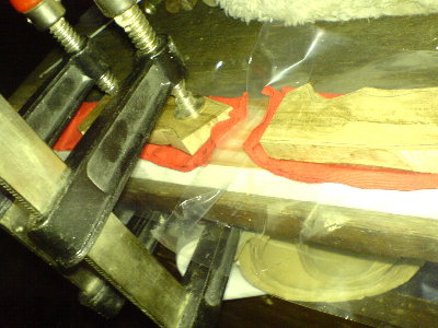 na svaku drsku je naljepljeno 2 sloja crvenog platna i ocekivana debljina je bila dobro procjenjena =) za ljepljenje sam koristio dvokomponentno 5minutno epoxi ljepilo... malo je traljavo i gusto dok je vani bilo hladno pa na nekim mjestima nisam dobro razmazao prije ljepljenja drugog platna jer ono prvo bjezi dok se maze gustim ljepilom, ali ocekivao sam da ce kod presanja onaj visak sto izadje sve to popuniti, na jednoj rucki je i bilo tako a na drugoj, je samo jedan cosak ostao losije zaljepljen... sve u svemu zadovoljan...