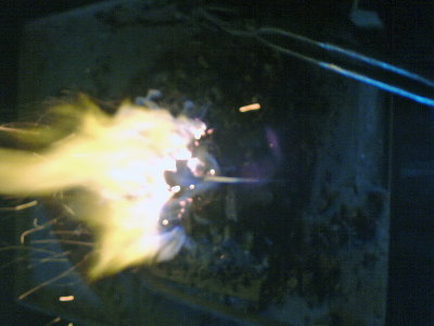 zagrijavanje za kaljenje... samo da spomenem pocetnicima kao sto sam ja... stavljajte noz ledjima u vatru a ne ostricom... na jednom mjestu mi je ostrica bila ostecena nakon zagrijavanja... je, i imao sam magnet i provjeravao nemagneticnost... al tek kad se noz dobro usijao...