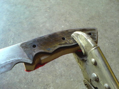 drska je centrirana i pritegnuta za busenje rupa za sipke...