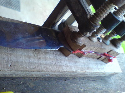 ljepljenje... nisam se puno ni zaprljao s ljepilom s obzirom na sve, nista se nije uhvatilo za mob kad sam isao slikati =)