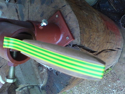 planirao sam drsku obraditi tako da s gornje strane ima jedan vodoravni dio prije nego se krene zaobljavati pa sam zato zeljenu sirinu oznacio sa izolir trakom ali sam kasnije odustao od toga...