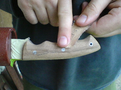 vecina obrade drske je napravljena ovako, sa komadicima grubog brusnog papira... kasnije je zagladjena sa 150 ili 180 papirom, oprana s vodom da se podignu dlacice na drvetu nastale brusenjem pa jos jednom sa istim tim finim papirom...