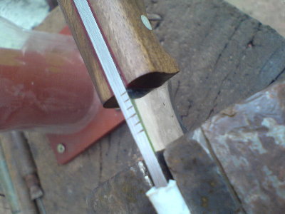 mjera za zareze... poslije sam dodao jos jedan naprijed... bilo mi ih je malo... razmjereno je i zasjeceno sa naostrenom turpijom - ŠABER-om