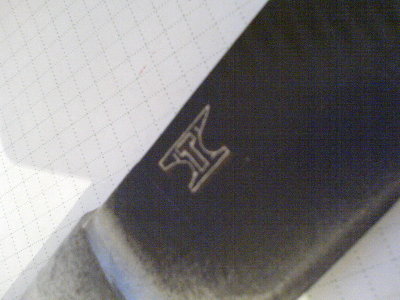 cijeli logo iscrtan u sloju boje sve do metala, koristio sam obicnu tehnicku olovku 0,5mm, s tim da sam prije toga naostrio "minu" na papir...