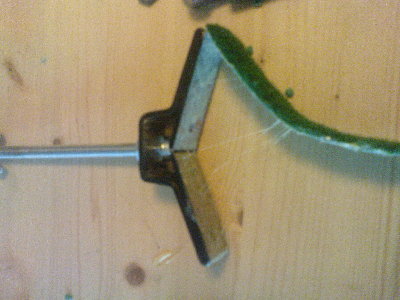 nosač bliže, napravljen savijanjem aluminijskog flaha debljine 3 mm, zašarafljen na M8 navojnu šipku.