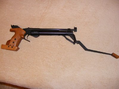 Pištolj s ispruženom ručkom za nabijanje zraka. Ručica nije u krajnjem položaju. Da bi se pištolj "napeo" treba je još malo "izvuči" i onda iskače zatvarač i omogućava se okidanje pištolja.