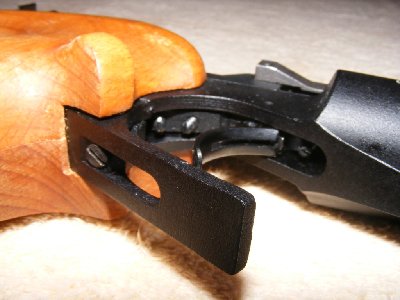 Prikaz okidača i vijaka za podešavanje okidača. S desna na lijevo. Vijek ispred okidača je za podešavanje hoda prije faze okidanja (podešavanje prve faze). Vijak iza okidača je za određivanje hoda nakon opaljenja, a treći po redu je vijak za podešavanje dužine hoda potrebnog za okidanje (druge faze). Vijak na štitniku okidača je za podešavanje sile okidanja. Na slici se može vidjeti rupa bočno na okidaču. Tu se skriva vijak za podešavanje pozicije okidača (naprijed ili nazad). Vijke za podešavanje prve i druge faze treba zajedno podešavati da ne dođe do "lažne druge faze". Inače meni je okidač savršen. Jedino mislim da će možda trebati povećati silu okidanja jer mislim da je ispod dozvoljenog minimuma.